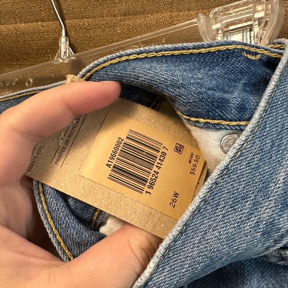 NWT Levi's Women's High Waisted Mom Shorts Distressed Size 26W - Picture 4 of 5